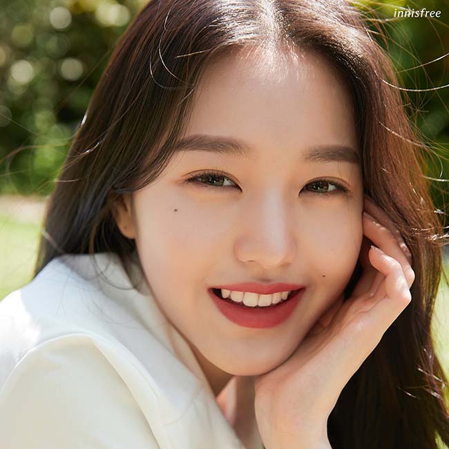 Jang Wonyoung, nữ idol 17 tuổi với vẻ đẹp băng thanh ngọc khiết, là “nàng thơ” mới của innisfree