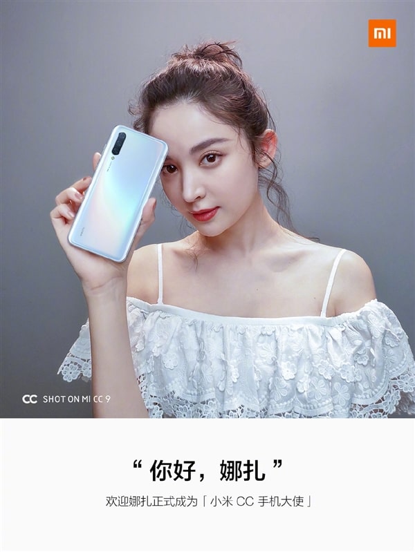 Đại sứ thương hiệu Xiaomi Gulnazar trên tay dòng điện thoại Mi CC của Xiaomi