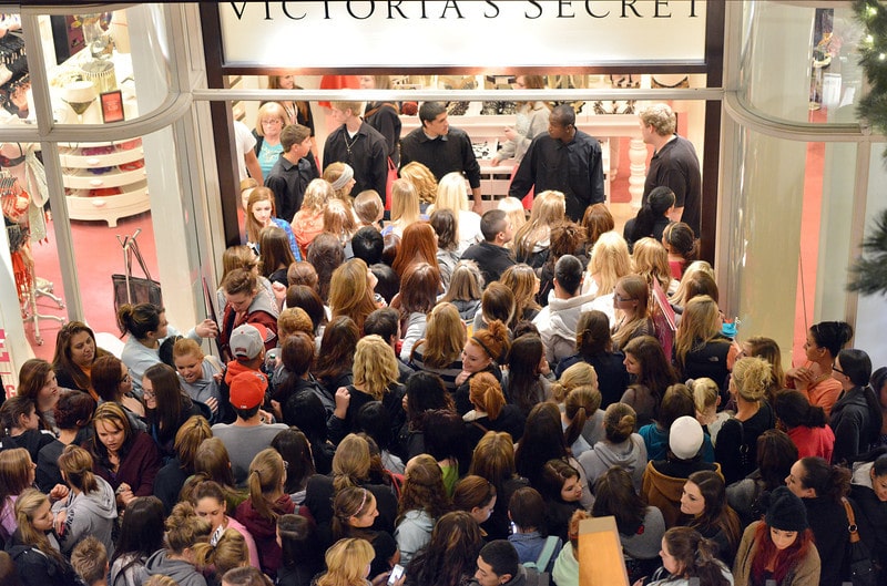 Hiệu ứng đám đông dễ thấy nhất trong ngày Black Friday tại các cửa hàng