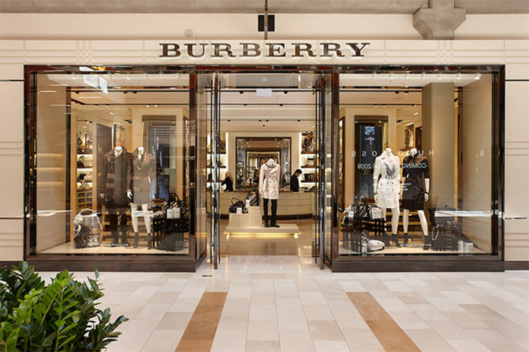 Burberry - Top 15 trong bảng xếp hạng giá trị thương hiệu cao cấp.